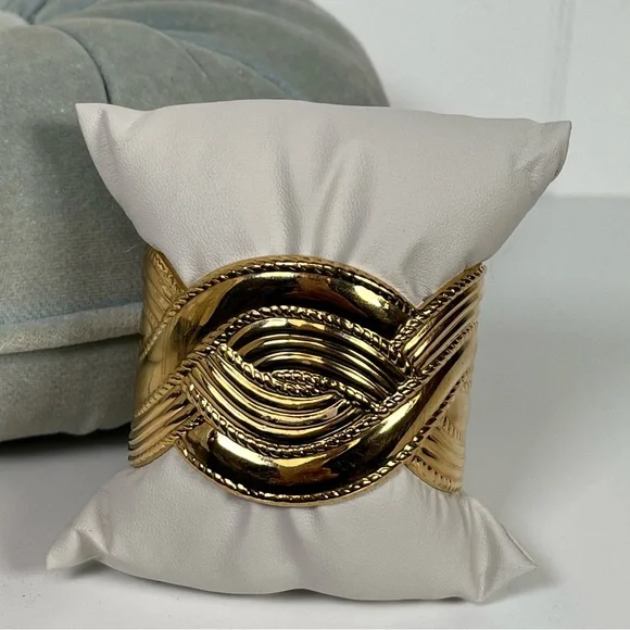 Vintage Avon Goldplated "Moroccan Weave" Extra Wide Gold Cuff Bracelet - Picture 8 of 10